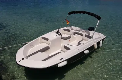 Location de bateau sans permis à Can Pastilla : Explorez la baie de Palma en solo