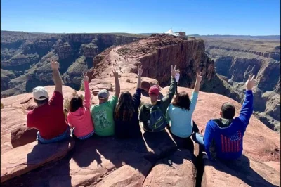 Erlebe grand canyon west, hoover dam und joshua tree an einem tag ab las vegas. inklusive mittagessen, guide und hoteltransfer.