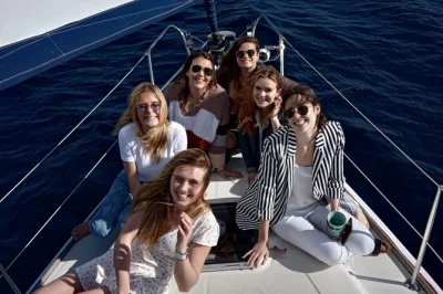 Découvrez barcelone autrement avec une location de yacht privé jusqu’à 11 personnes. vue sur montjuïc, sagrada familia, boissons, snacks et baignade inclus.