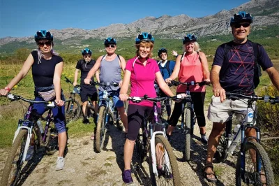 Recorre el valle de konavle desde dubrovnik en bici, visita el molino Đivanović, el monasterio franciscano y disfruta de una cata de vinos en esta aventura local.