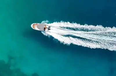 Milos in motoscafo privato: Spiaggia Kleftiko e grotte nascoste