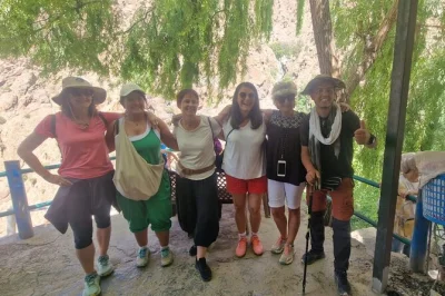 Découvrez la vallée de l’ourika et l’atlas en excursion privée. visitez cascades, maisons berbères, ateliers de poterie et savourez un déjeuner au bord de la rivière.