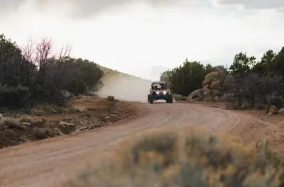 Duck Creek Village guida Polaris RZR su sentieri di rocce rosse
