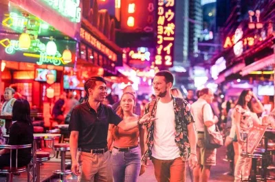 Bangkok au crépuscule avec guide privé. visitez le temple hua lam phong, le marché de nuit patpong et dégustez des snacks locaux. petit groupe, ambiance authentique.