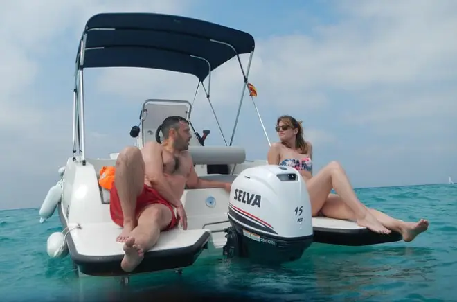 Boat rental without license Can Pastilla: Explore Palma Bay solo