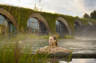 Baños geotermales en la laguna Laugarás, sur de Islandia