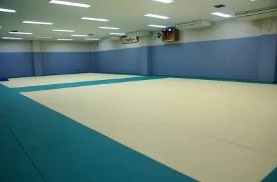 Aula privada de judo e postura samurai no dojo em Wakayama