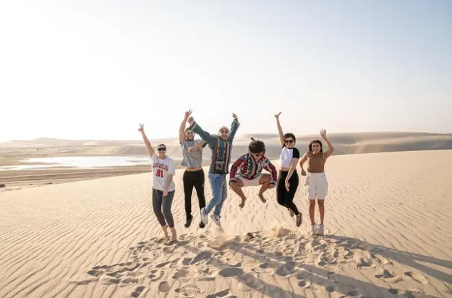 Safari no deserto do Qatar com dunas, camelo e churrasco
