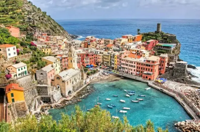 Barco tradicional em Cinque Terre com paradas para banho