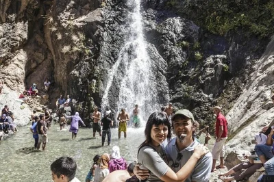 Descubre el valle de ourika y los montes atlas en una excursión guiada desde marrakech. visita pueblos bereberes, cascadas y una cooperativa de aceite de argán. reserva ya.