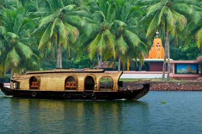 Kerala backwaters ab kochi entdecken: private hausboot-tour durch alleppeys kanäle, mit lokalem mittagessen und einblicken ins dorfleben. inklusive hoteltransfer.