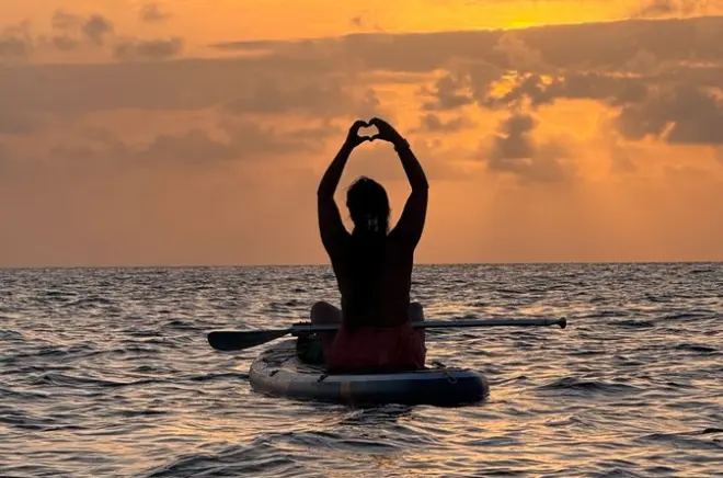 Paddleboarding noturno em San Andrés: Estrelas e vida marinha
