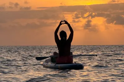 Night paddleboarding in San Andrés: Stars and marine life