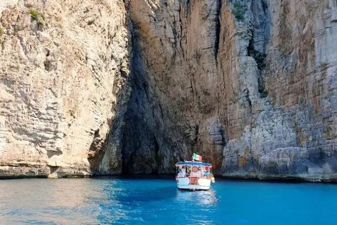 Da Gaeta a Sperlonga in barca: Scogliere, grotte e bagni