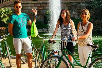 Explorez barcelone à vélo avec un guide local. découvrez la sagrada família, casa batlló, palau güell et plus encore. tour privé avec snacks et anecdotes exclusives.