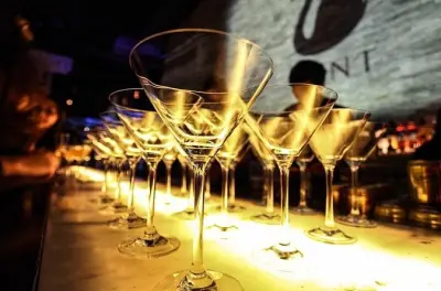 Noite de coquetéis na Concessão Francesa com bares speakeasy secretos