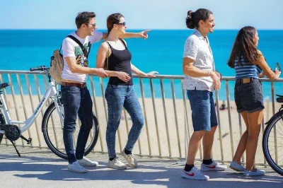 Découvrez barcelone autrement à vélo. explorez poblenou, le quartier gothique, l’arc de triomf et la plage de mar bella avec un guide local. groupes réduits, histoires authentiques.