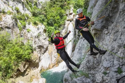 Erlebe das adrenalin beim canyoning am cetina fluss bei split – schwimmen, klettern und 53 meter am velika gubavica wasserfall abseilen. inkl. ausrüstung, guide & transport.