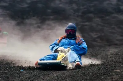 Tour pelo Cerro Negro e León com sandboard saindo de Managua