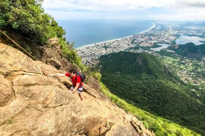Acompaña a un guía certificado en la caminata a pedra da gávea en río de janeiro. recorre la selva de tijuca, escala con cuerda en carrasqueira y disfruta vistas increíbles desde la cima.