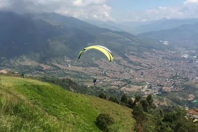 Voe sobre medellín em um voo de parapente de 20 minutos. transporte do hotel, instrutores certificados e seguro incluídos. partidas diárias em vários horários.