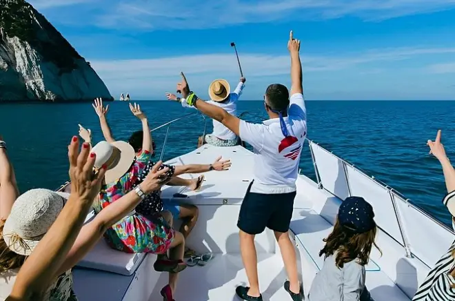 Aluguel de barco privado na Riviera del Conero: Natação e aperitivo