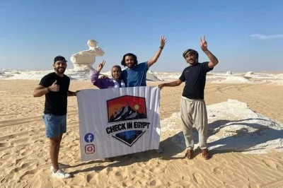 Découvrez les déserts blanc et noir d’Égypte en 2 jours privés. nuit sous les étoiles, visite de la montagne de cristal et baignade aux sources chaudes de l’oasis de bahariya.