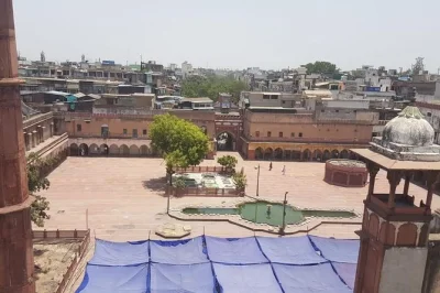 Esplora la vecchia delhi con una guida locale. visita jama masjid, mercati nascosti, templi e panorami dai tetti. include tè, matthi e giro in risciò.