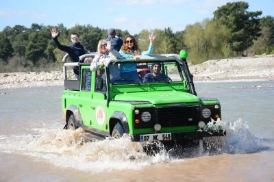 Découvrez les montagnes du taurus à antalya lors d’un safari jeep d’une journée. baignade à la cascade d’ucansu, visite du village de yumaklar et déjeuner local inclus. réservez vite !