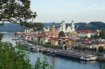 Passau to Prague Private Transfer with 2-Hour Sightseeing Stop