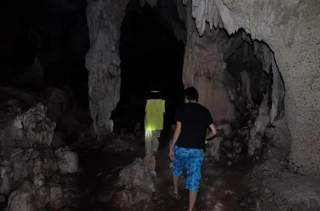 Grottes de Kiwengwa à Zanzibar avec stalactites et balade en forêt