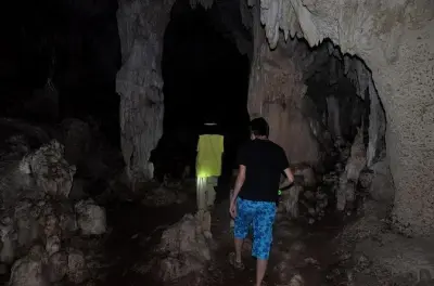 Grottes de Kiwengwa à Zanzibar avec stalactites et balade en forêt