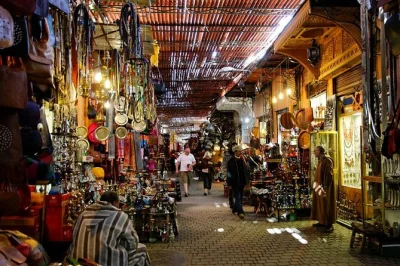 Descubre los souks de marrakech con un guía local. explora rahba kedima, souk semmarine y vive el auténtico ambiente del mercado. tour matutino en grupo reducido.