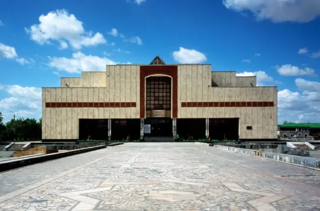 Khiva a Nukus: Arte soviética e ruínas zoroastrianas em um dia