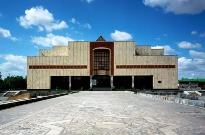 De Khiva a Nukus: Arte soviético y ruinas zoroastrianas en un día