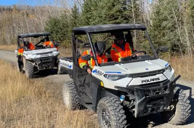 ATV elettrico sul fiume Salmon con piccolo gruppo e ritmo calmo