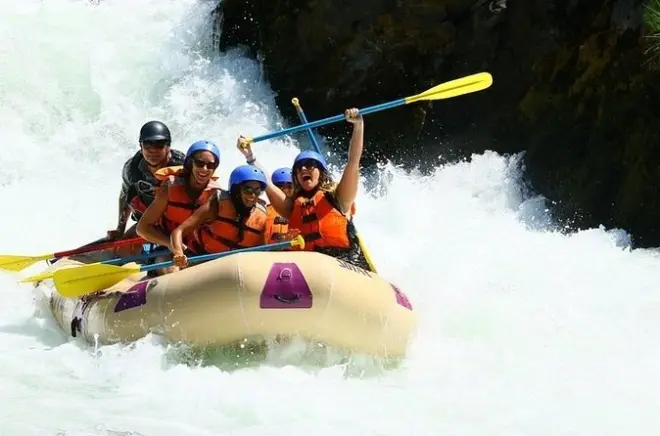 Rafting en el río Trinity en Pigeon Point: Una docena de rápidos
