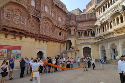Erlebe jodhpurs blaue stadt bei einer privaten tagestour. besuche mehrangarh fort, jaswant thada und den rao jodha desert park mit lokalem guide und transport.