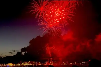 Fuegos artificiales en Poole con vistas al puerto y cielo nocturno