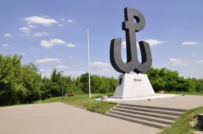 WWII Warsaw Old Town Tour: Ghetto, Uprising & Military Cemetery