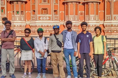 Découvrez jaipur à vélo, ses ruelles calmes, temples secrets et spécialités locales. une balade matinale authentique à réserver sans tarder.