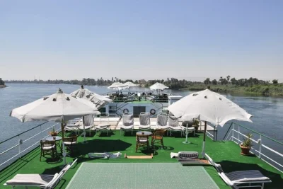 Scopri una crociera di 4 giorni sul nilo da aswan a luxor, visita abu simbel, vola in mongolfiera e esplora templi antichi. trasferimenti inclusi.