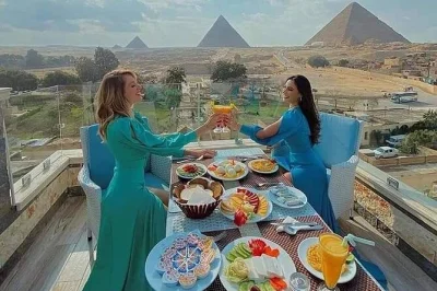 Profitez d’un dîner au great pyramid inn avec une vue directe sur les pyramides de gizeh et le spectacle son et lumière. comprend la prise en charge à l’hôtel et un guide privé.