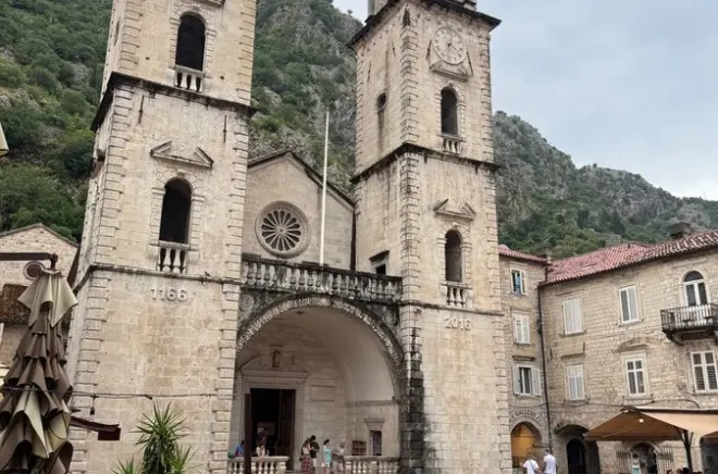 Traslado privado de Mostar a Kotor: Direto, sem compartilhamento