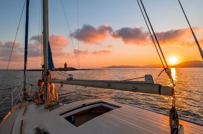 Atardecer en velero con cócteles en Alghero: Solo adultos, máximo 6