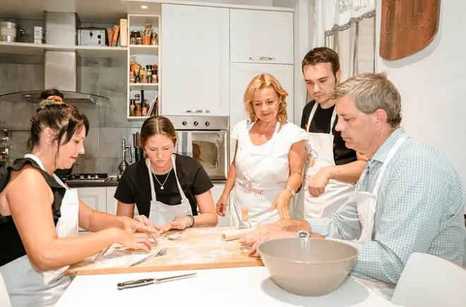 Aula de pasta e tiramisu em Ragusa: Faça dois tipos de massa