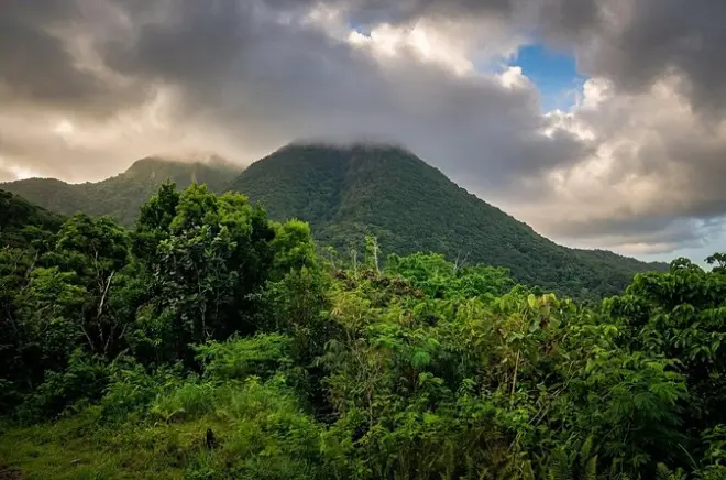Katy Hill Montserrat : Sommet le plus haut avec guide expert