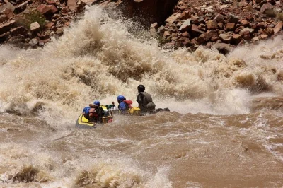 Erlebe eine ganztägige rafting-tour im cataract canyon ab moab. bezwinge klasse iv-v stromschnellen, entdecke die spektakulären canyonlands und profitiere von erfahrenen guides. jetzt abenteuer buch