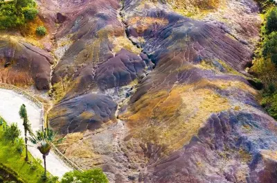 Black River Ziplining mit Vulkan- und Tempelbesuch im Süden