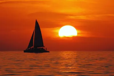 Napoli Tramonto in Catamarano: 2 Ore con Avvistamenti di Delfini